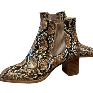 VINCE CAMUTO
Jentilliy Chelsea Boot In Natural Leather, Snake print, size 8
NWOT